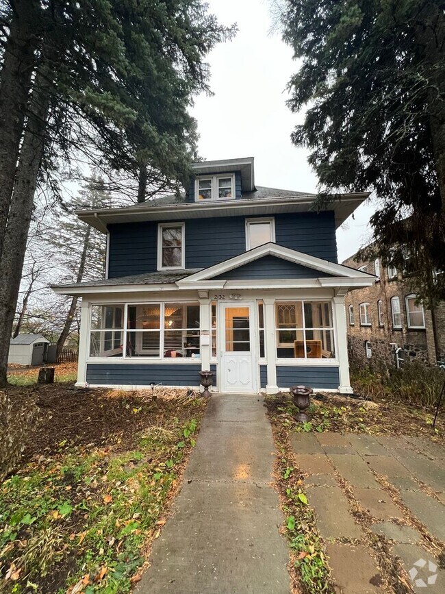 Building Photo - AVAILABLE NOW - Large 4 bedroom in Lakesid...