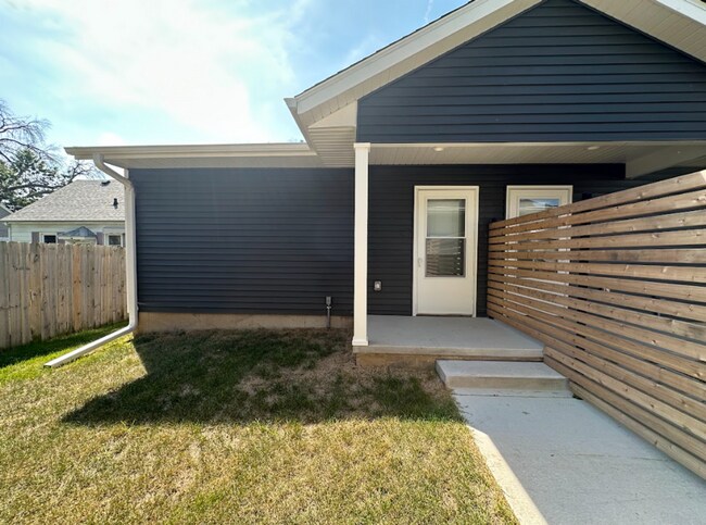 Building Photo - 2 Bedroom/1 Bath Duplex Available For Rent