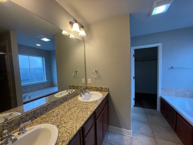 Building Photo - Riverbrooke Subdivision Beauty! Move in Ready!