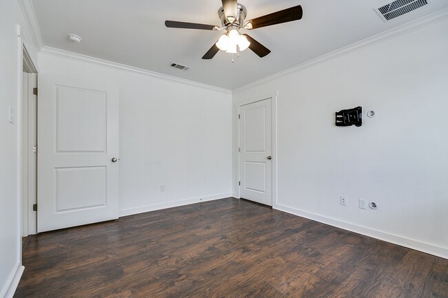 Building Photo - 5918 Southampton Pl