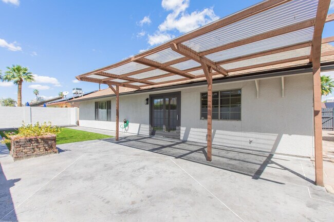 Building Photo - 2607 E Larkspur Dr