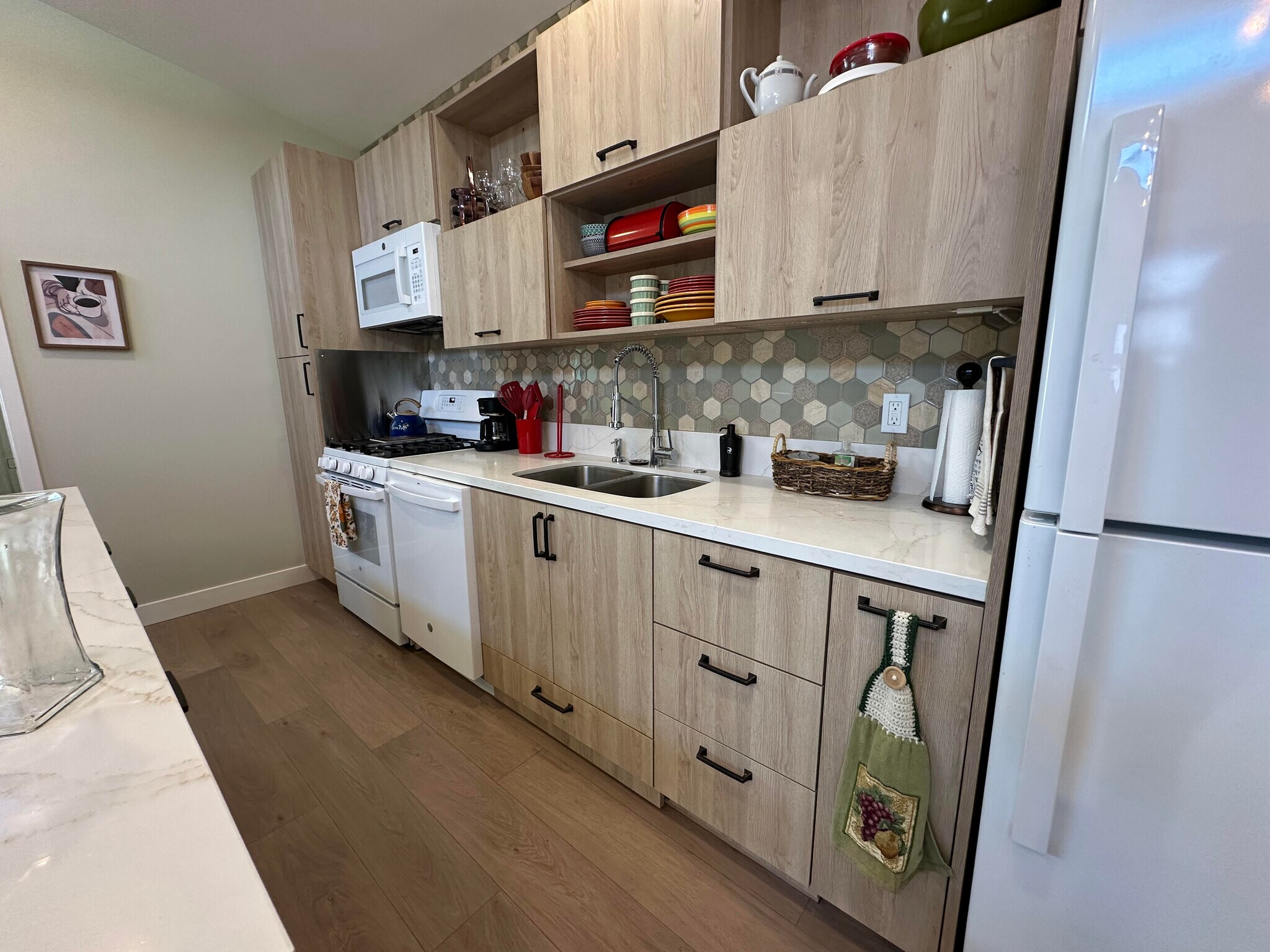 Kitchen with full-sized appliances including dishwasher - 1490 Ash St