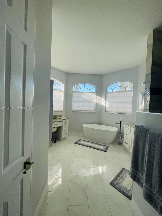 Building Photo - 8268 Southwind Bay Cir