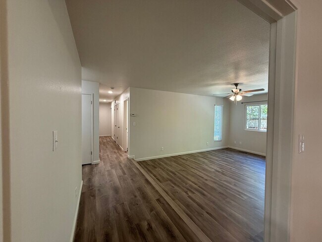 Building Photo - Newly renovated single story in Greenwood Estates!