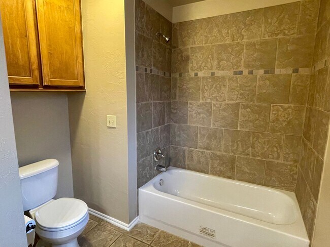 Building Photo - Beautiful 4 bed 2 bath home with a spacious up to date kitchen!