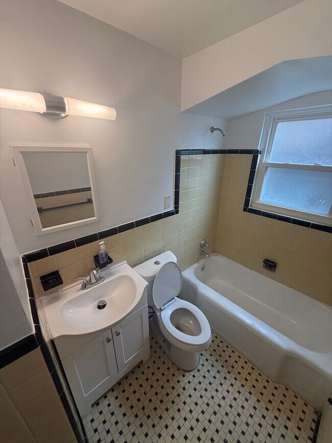 Building Photo - Charming 3 bedroom brick bungalow