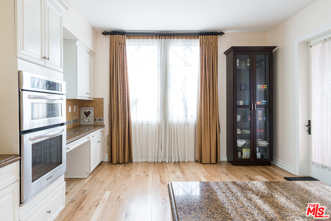 Building Photo - 6241 Crescent Park W