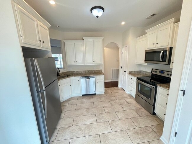 Building Photo - White House townhome- lawn care included, 1 car garage!