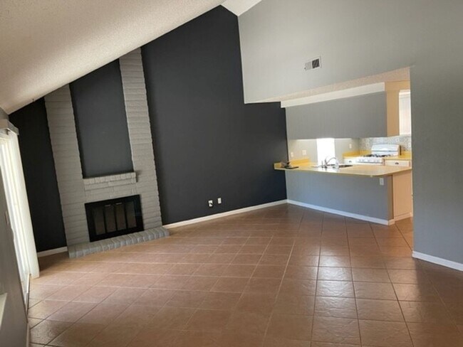Building Photo - Roseville 3 bedroom