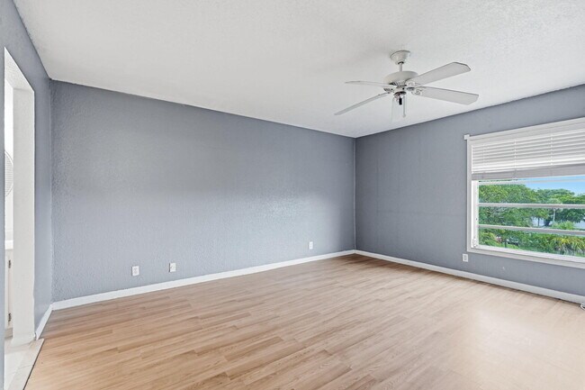 Building Photo - 430 Commodore Dr
