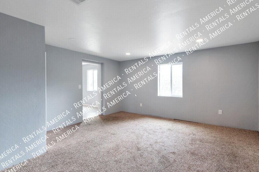 Building Photo - 442 E Linden St
