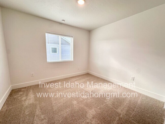 Building Photo - Spacious Luxury Townhome Designed for Modern Living