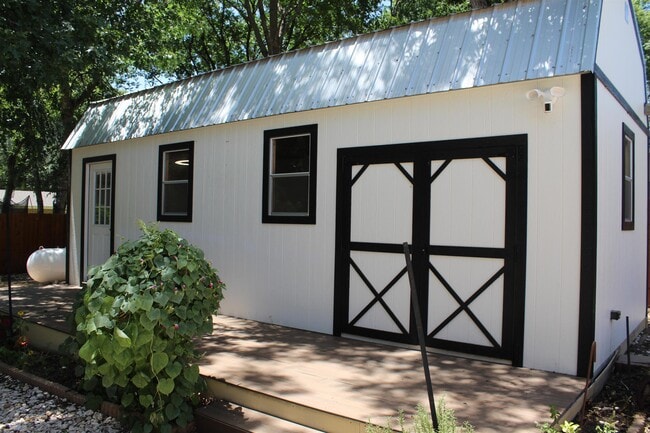 Building Photo - 1252 Live Oak Dr