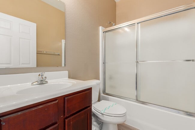 Building Photo - Spacious 4 bedroom home with full bath and...