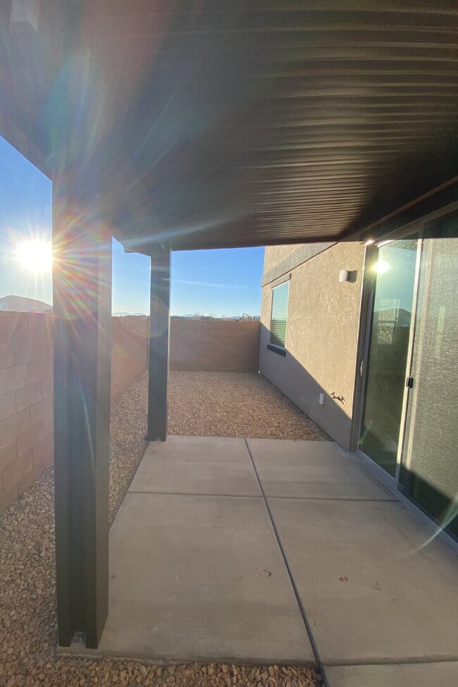 Building Photo - "Spacious 4-Bed Townhouse Oasis with 2.5 Baths in Scenic Hurricane, UT!"