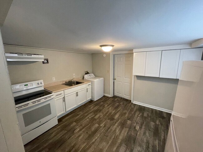 Building Photo - 3 Bedroom Near Downtown! Section 8 OK!