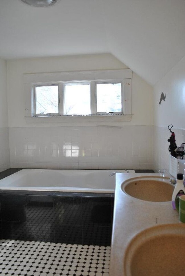 Building Photo - ALLSTON 5 BED/2 BATH ON GARDNER ST. FOR 9/1/2026