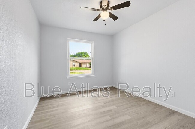 Building Photo - 1547 Oakbrook St