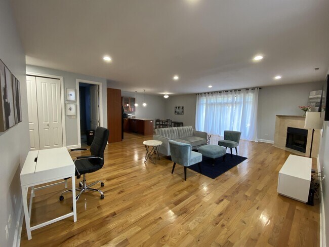 Building Photo - 425 E 42nd St