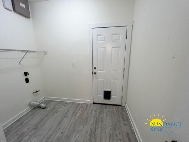 Building Photo - Walsh Glen Estates Crestview Home, call to...