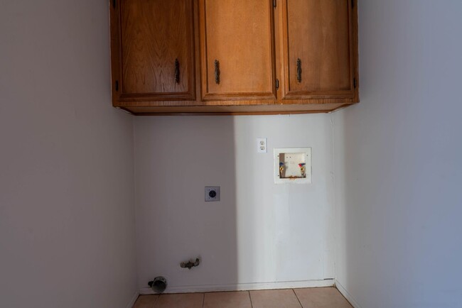 Building Photo - 3915/3917 E 60th Pl Duplex