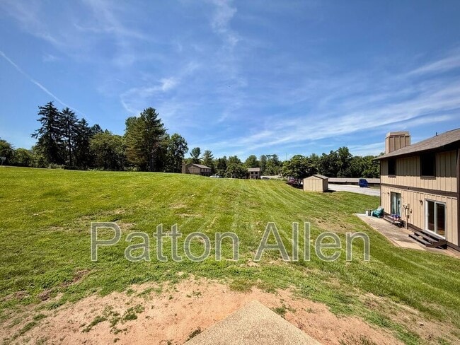 Building Photo - 2 Dawnwood Cir