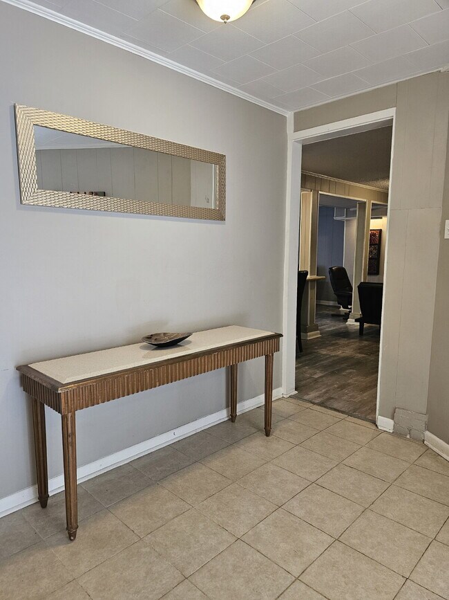 Building Photo - Historic home 2/1 for rent! Fully furnished