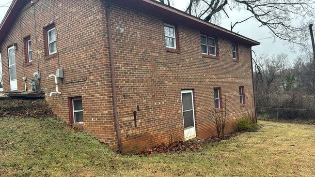 Building Photo - 305 N Franklin St
