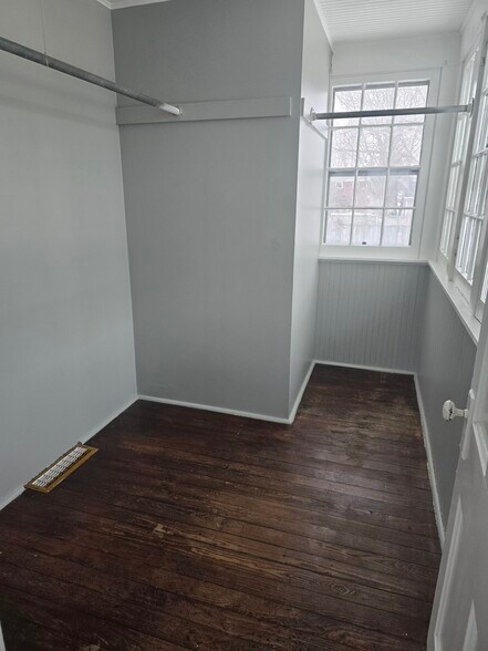 Closet - 515 Houston St