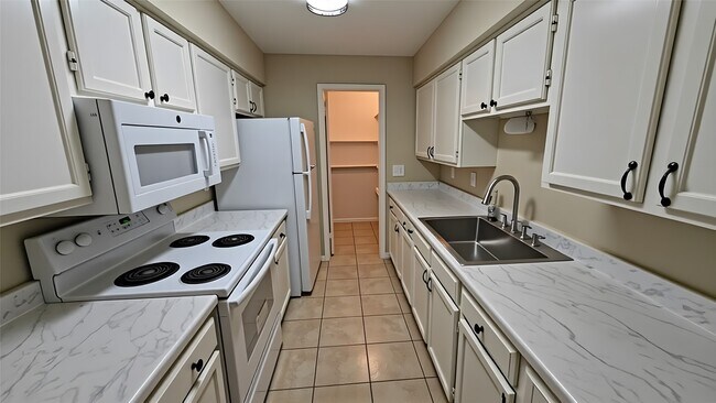 Building Photo - 7400 Bellerive Dr