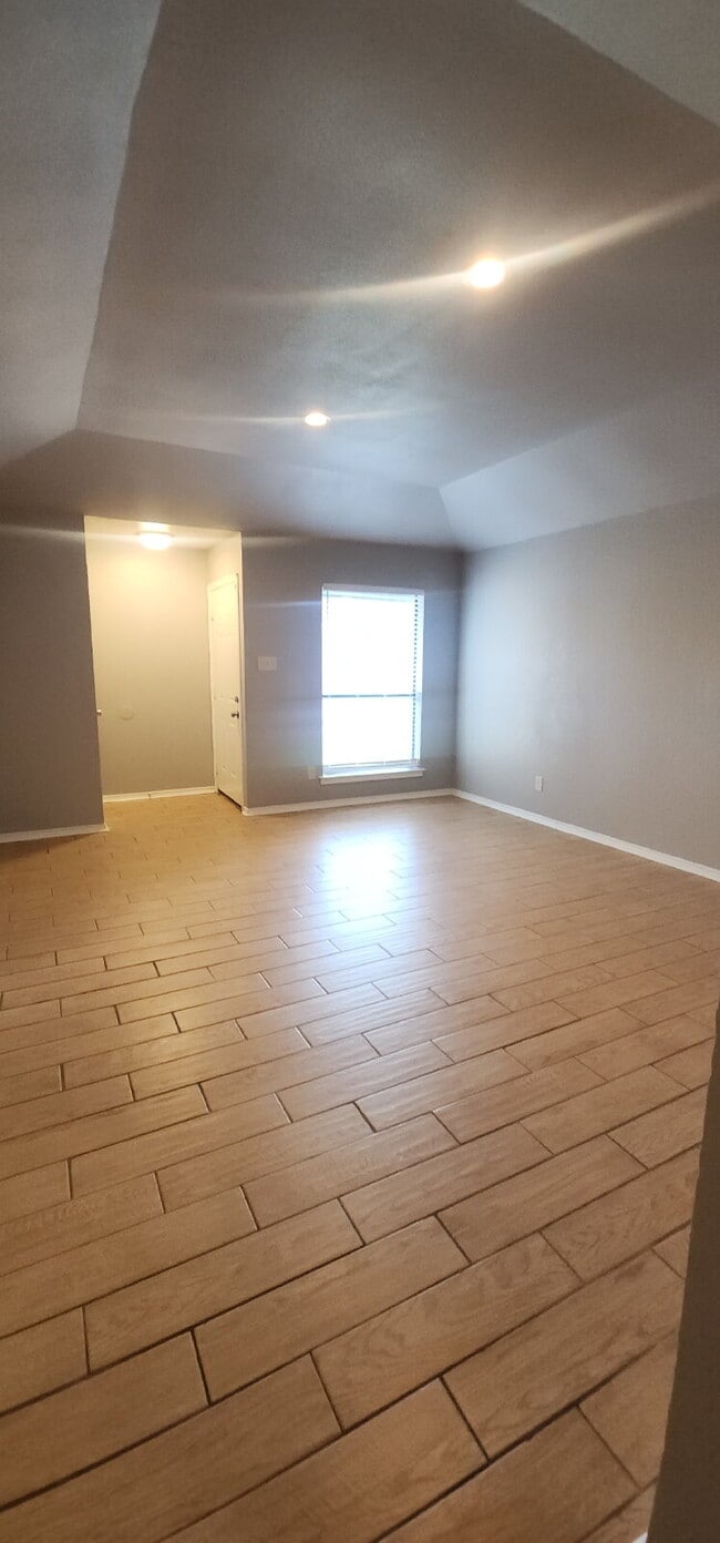 Building Photo - Charming 2 Bed/ 1 Bath Duplex with a Garag...