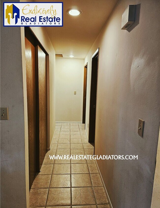 Building Photo - 4 Bed 2.5 Pet Friendly Home in Wilderness Rim