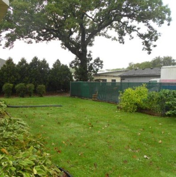 Building Photo - 112 E Dean Ave