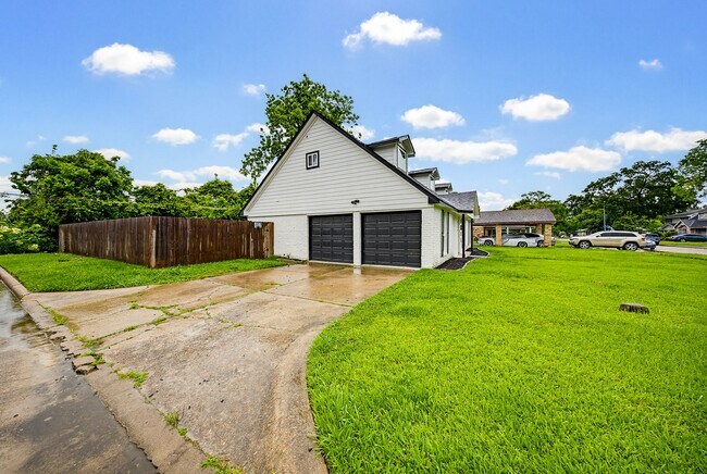 Building Photo - 6215 Great Oaks Dr