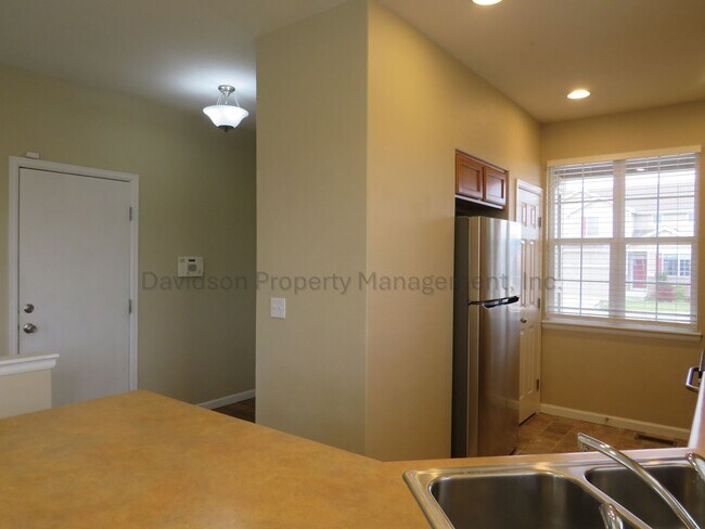 Building Photo - 7641 Autumn Knoll Dr