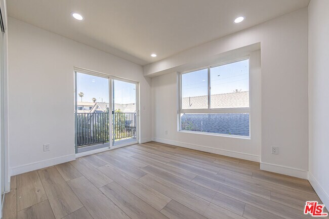 Building Photo - 5438 Romaine St