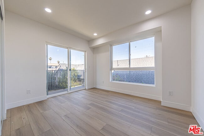 Building Photo - 6021 1/2 Romaine St