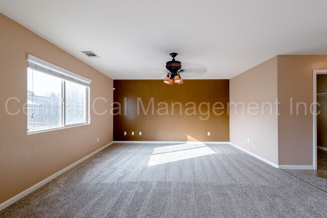 Building Photo - Large 4 Bedroom/2.5 Bath Home with a Large Loft - $2795 Per Month!