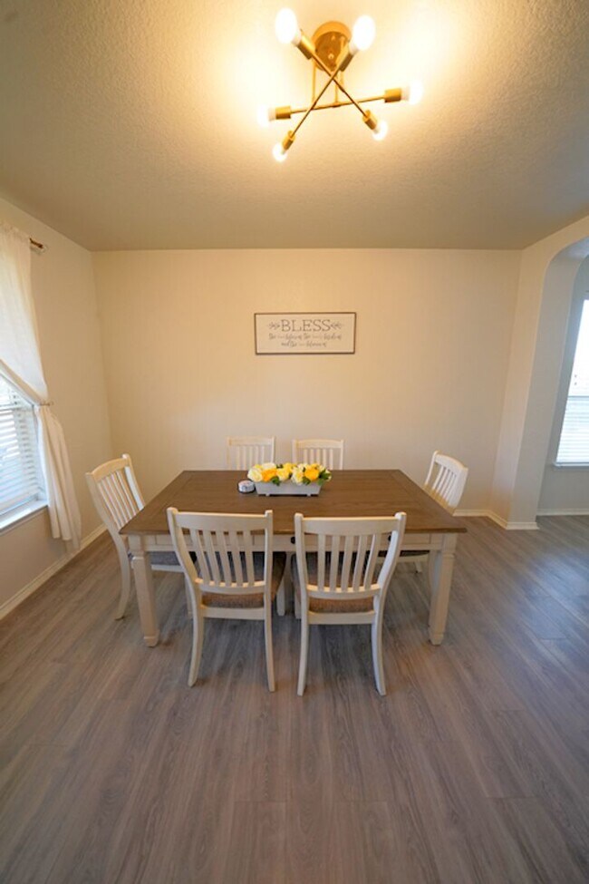 Building Photo - Beautifully Maintained Home in Schertz Now Available. Realtor Commission: $500