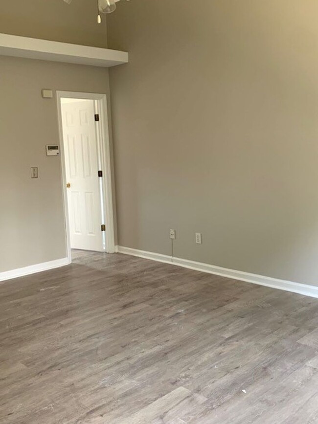 Building Photo - Beautiful 3 Bedroom 3.5 Bath Brick Home fo...