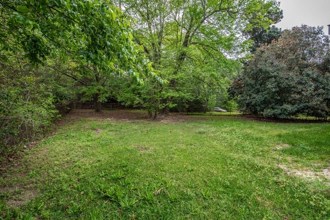 Building Photo - 3 bed/1.5 bath single-family home, with en...