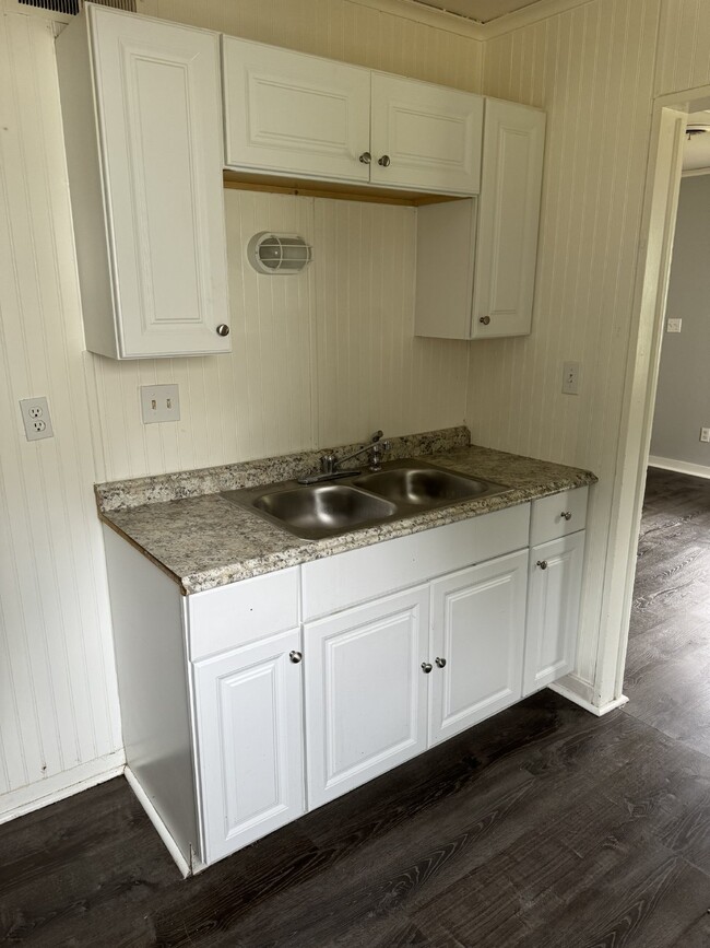 Building Photo - Nice 2 Bedroom 1 Bath Single Family on a Q...