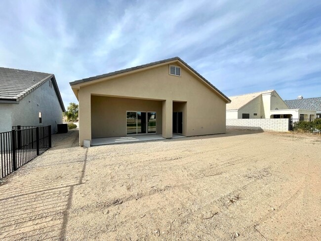Building Photo - Beautiful 3 Bedroom Home on Desert Lakes Golf Course!
