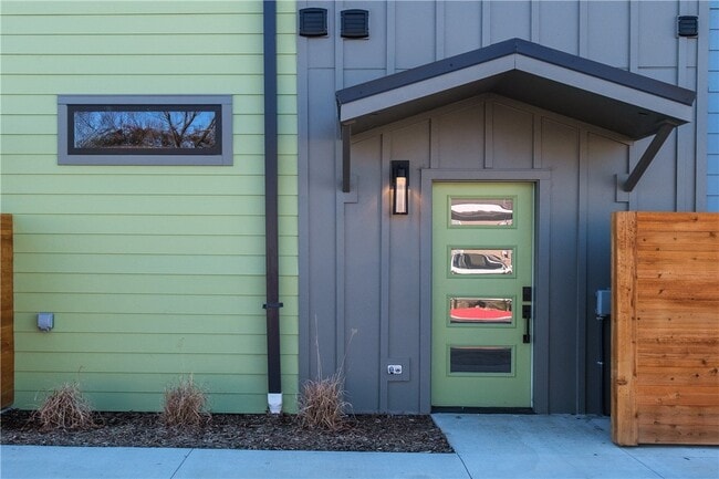 Building Photo - 303 Park St