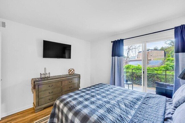 Building Photo - 250 Little St