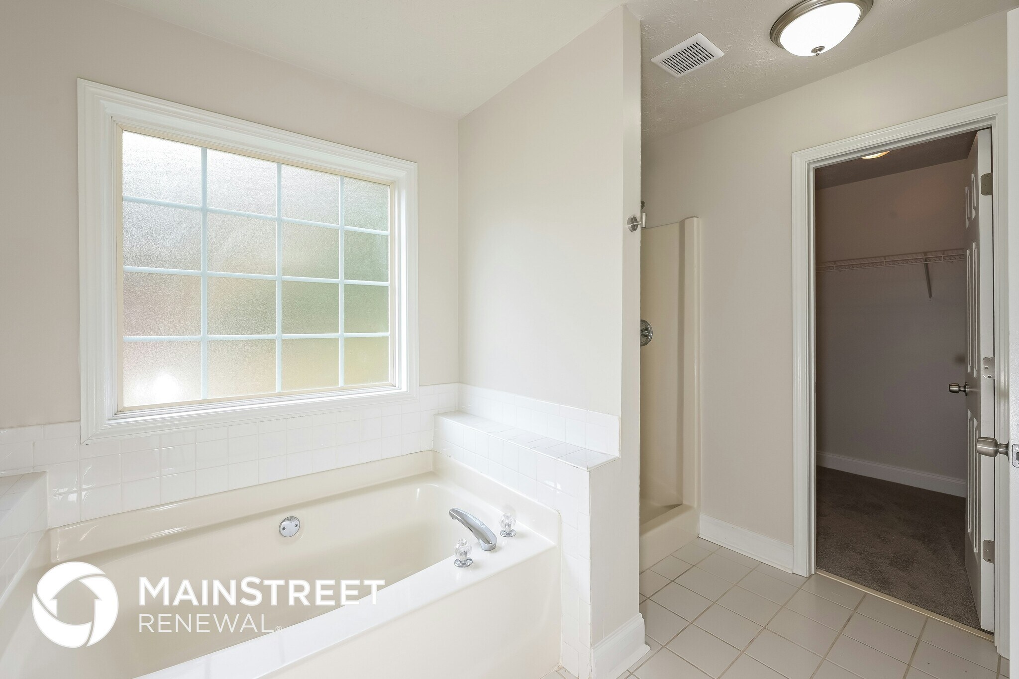 Building Photo - 1599 Queen Elizabeth Dr