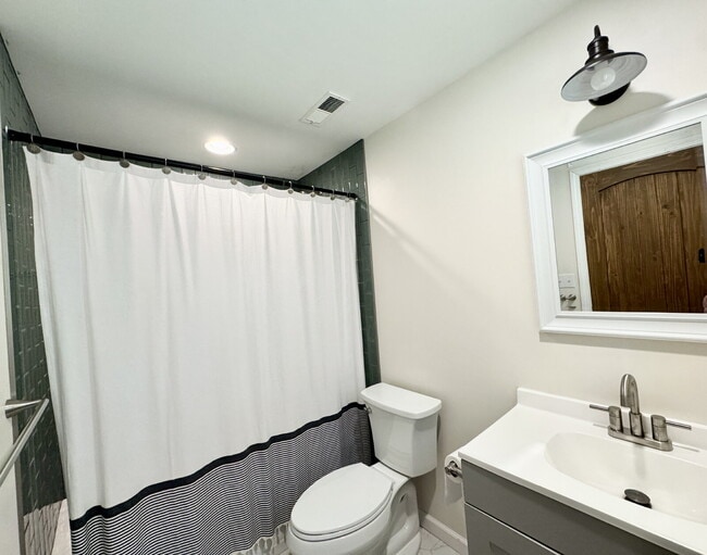 Building Photo - 2 bedroom, 1 bathroom in Seneca