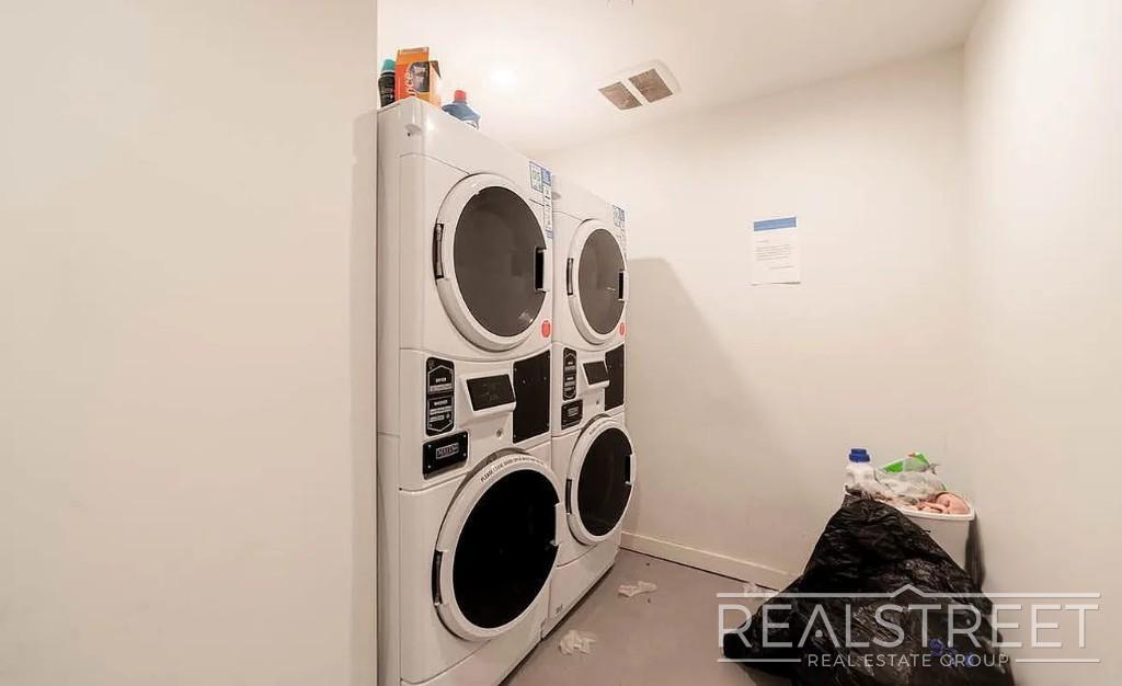 Building Photo - Spacious 2 Bed 2 Bath in Prospect Lefferts Gardens - Rooftop Access & More!