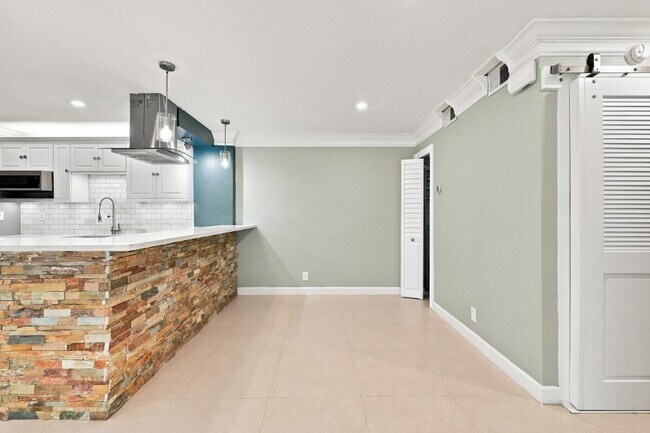 Building Photo - 3017 N Oakland Forest Dr