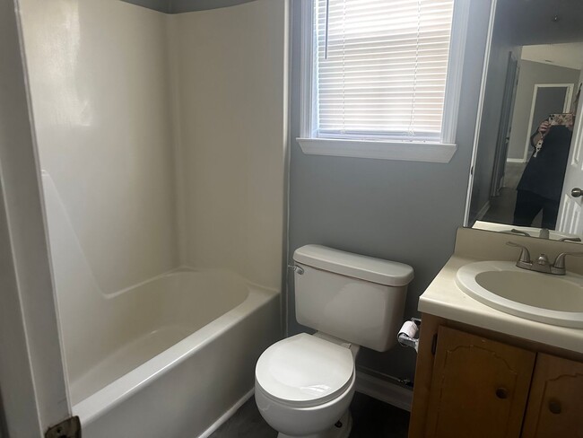 Building Photo - HUGE SPRING MOVE-IN SPECIAL AND RATE DROP ...
